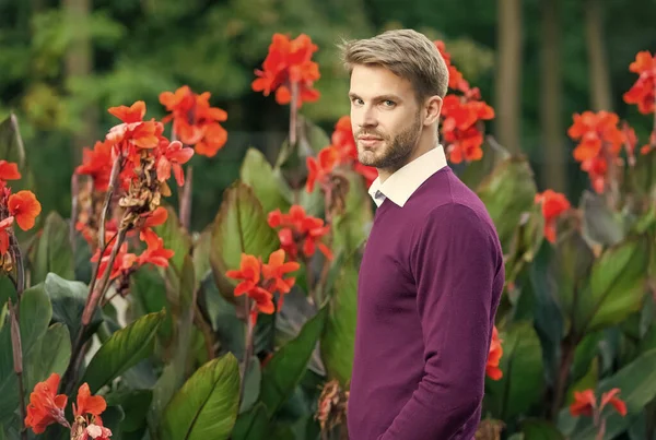 Άνθρωπος στέκεται έξω για την άνοιξη floral φόντο, mens ομορφιά — Φωτογραφία Αρχείου