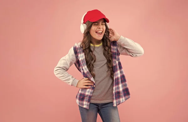 Kinderglück pur. Hipster Hörbuch hören. Neue Technologien. glückliches Teenager-Mädchen — Stockfoto