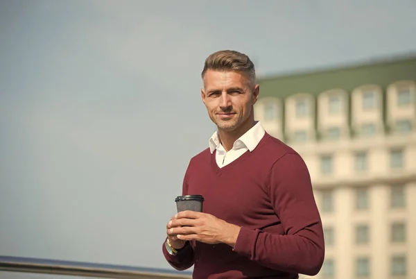 Bästa hämtkaffet i stan. Snygg man håller kaffekopp utomhus. Orakad kille dricker kaffe på morgonen. Varmt att dricka. Koffeinberoende. Njuter av kaffepaus — Stockfoto