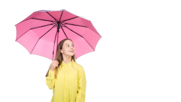 快乐的少女在粉红色的雨伞下，秋天的天气与世隔绝在白色的复制空间里，秋天 — 图库照片
