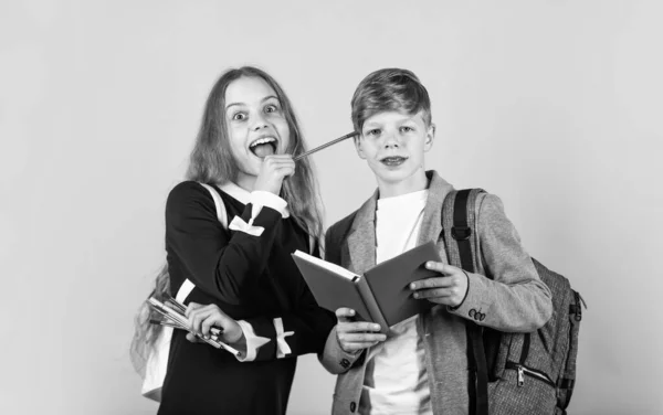 Ferien er over. Skolen er her. Små barn tilbake på skolen. Liten gutt og jente har penner og lærebøker. Skoletid. Privatundervisning. Utdannelse og studier. 1. september. Kunnskapsdag – stockfoto