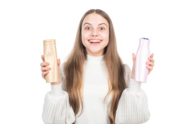 Benim seçimim Çocuk saçlarını şampuanla temizliyor. Günlük alışkanlıklar ve kişisel bakım.