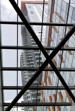 Detaylarda mimarlık. Yüksek binalar yukarı doğru. Modern mimari