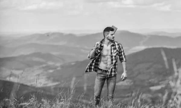 Scopri i suoni della natura. Musicista escursionista trovare ispirazione in montagna. Tranquillo escursionista. Un vagabondo spensierato. Conquistate le vette. Escursionista uomo con chitarra che cammina sulla montagna. Guy escursionista godere di natura pura — Foto Stock