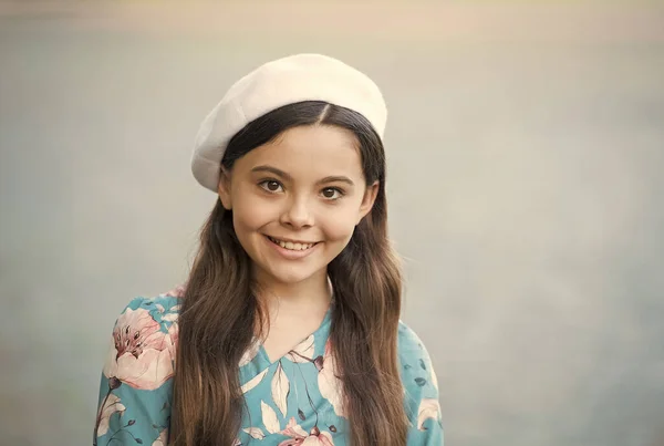 Sofisticado fashionista niña usar sombrero de boina y vestido de fantasía, concepto chic francés —  Fotos de Stock