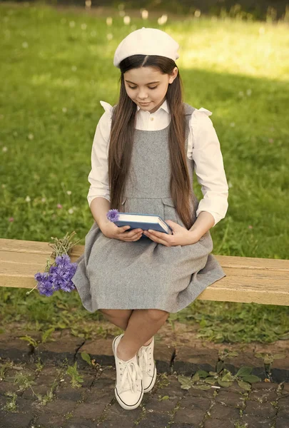 Menina estudante elegante com livro no parque, lendo conceito de poesia — Fotografia de Stock