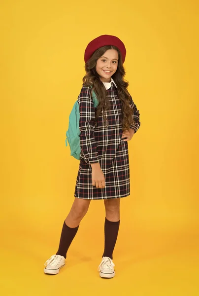 Modelo adolescente. moda de escuela infantil. niño alegre listo para la escuelaaño. educación. Día del conocimiento. Feliz infancia. concepto de estilo francés. de vuelta a la escuela. chica retro usar uniforme y boina parisina —  Fotos de Stock