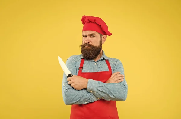 Rosto misterioso bonito barbudo cozinheiro segurar faca profissional afiada — Fotografia de Stock