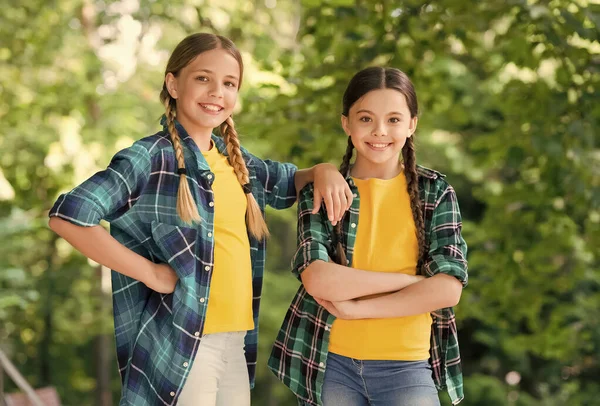 Somos uno. moda casual niño. felicidad infantil. Feliz día de los niños. pasar tiempo y divertirse juntos. mejores amigos de la escuela. concepto de amistad. niñas pequeñas y felices usan camisa a cuadros —  Fotos de Stock