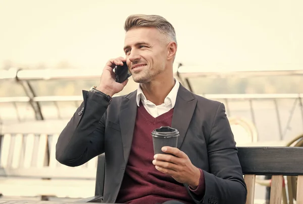 Adicto al teléfono en negocios estilo casual hablar en el teléfono celular durante el descanso de café al aire libre, adicción — Foto de Stock