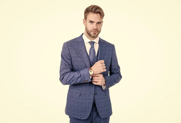 Tendencia adecuada. Broker usa traje clásico de la marina. Estar en línea con la última tendencia de la moda —  Fotos de Stock