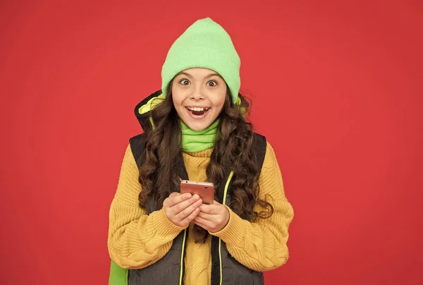 Ευτυχής έφηβος κορίτσι σε ζεστά ρούχα χειμώνα έκπληκτος με online πωλήσεις ψώνια για τις γιορτές των Χριστουγέννων, έκπληξη — Φωτογραφία Αρχείου