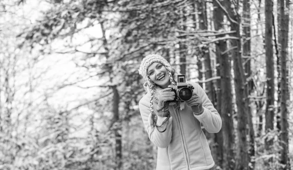 Kallt och vackert väder. Glad vandrare flicka retro kamera. professionell fotograf vinterlandskap. kvinna hålla fotokamera. göra foto bild av snöig vinter natur. Förlorad i tankar — Stockfoto