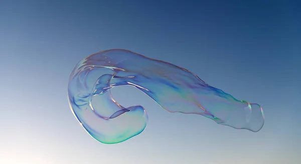 澄んだ青い空に巨大な虹色のシャボン玉が飛ぶ、シャボン玉 — ストック写真