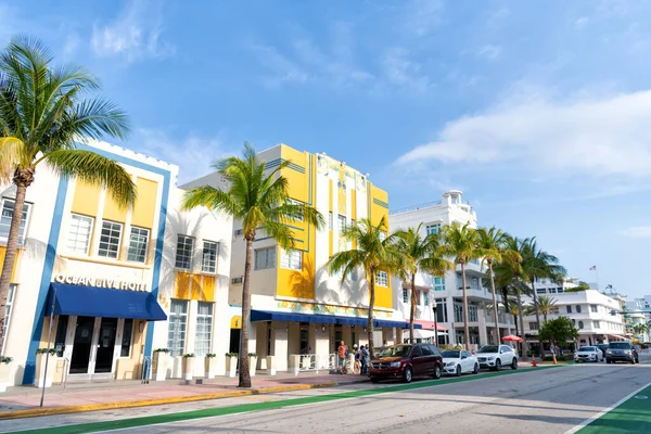 Μαϊάμι, ΗΠΑ - 18 Απριλίου 2021: εμβληματικός δρόμος Ocean Drive με art-deco ξενοδοχειακά κτίρια στη Φλόριντα — Φωτογραφία Αρχείου