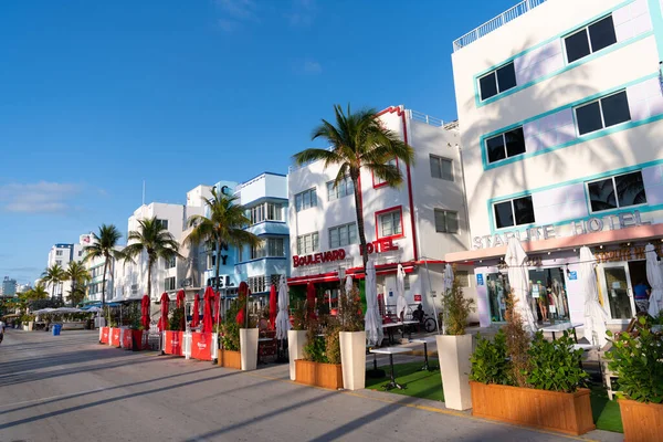 Miami, États-Unis - 15 avril 2021 : South Beach hôtels art déco et cafés sur le trottoir ligne Ocean Drive Floride — Photo