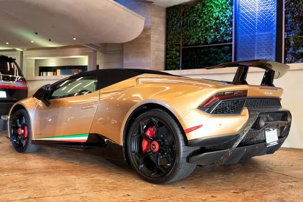 Palm Beach, Florida USA - 22 Mart 2021 Gold Lamborghini Aventador. arka taraf görünümü. — Stok fotoğraf
