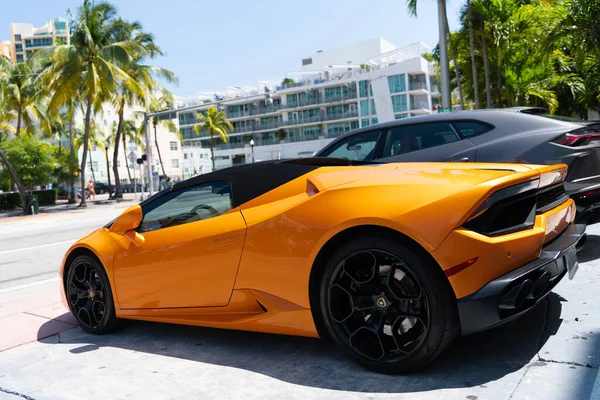Los Angeles, Kalifornien USA - april 14, 2021: gul Lamborghini Aventadorvy. — Stockfoto