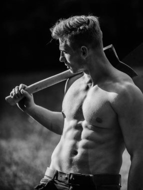 Her zaman formdasın. Yasadışı ağaç kesme. Elinde balta olan oduncu. Baltalı kaslı adam. Seksi maço çıplak göbek baltası. Vücut geliştirme kavramı. Oduncu oduncu seksi çıplak atletik gövde. Erkeksi kavram