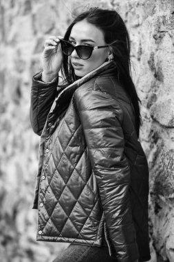 Tarzına güveniyor. Mutlu kızın sonbahar portresi. Güzel, modaya uygun, genç esmer kadın. Uzun düz saç stili. Moda sonbahar bahar fotoğrafı. Güzellik ve moda. Sonbahar renkleri