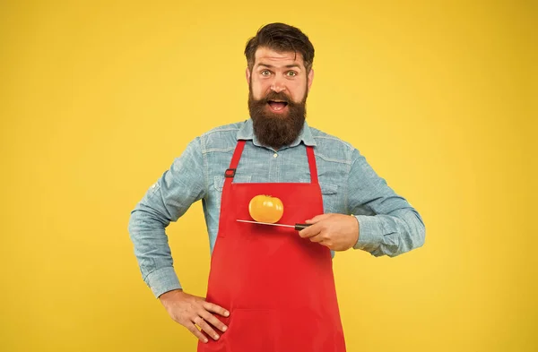 Sain et savoureux. Joyeux cuisinier tenir tomate jaune sur couteau. Une nourriture saine. Régime végétarien et régime. Légumes vitaminés. De saines habitudes alimentaires. Naturel et biologique — Photo