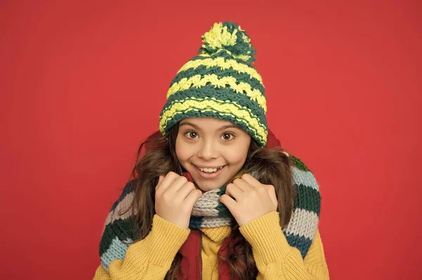 Menina feliz adolescente em cachecol de malha e chapéu usar roupas quentes na temporada de inverno, tricô — Fotografia de Stock