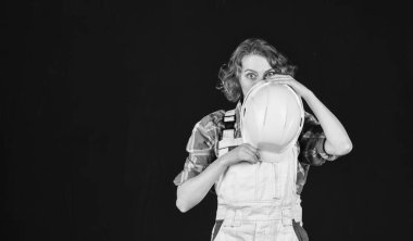 Ev tadilatı. Kaliteli müfettiş. İnşaat işi. İnşaat işçisi. Şantiyedeki kadın. Depo çalışanı kadın. Kasklı kadın müteahhit. Kız mühendis ya da mimar.