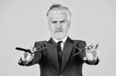 Genç ve vahşi. Profesyonel berber, kes ve traş ol. Berber dükkanı. Kendine güvenen iş adamı kuaför aletleri. Olgun bir adam sakal ve saç boyadı. Resmi toplantıya hazırlanıyorum. Erkek güzelliği ve kişisel temizlik