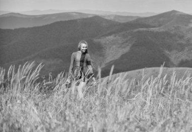 Aktif boş zaman. Atletik kız yürüyüş yapmayı seviyor. Tatil fikirleri. Sağlıklı bir yaşam tarzı. Sportif turist yürüyüşü. Yaz turizmi. Elbise dağlarının arka planında gezinen bir kadın. Seyahat hobisi