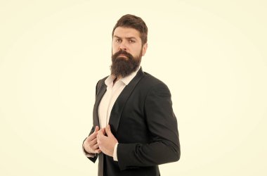 İlham verici bir güven. Kendine güvenen iş adamı beyazda izole edilmiş. Kendine güvenen sakallı adam. Başarılı bir iş sahibi. Ticari başarıya güveniyor. Kendinden emin ve işinin ehli.