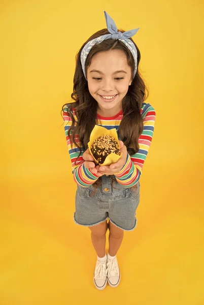 Doce gostoso muffin menina pequena, conceito lanche de chocolate — Fotografia de Stock