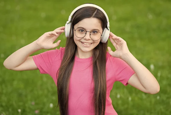 女の子は夏のメロディー無線ヘッドフォンの性質の背景を聞いて、お気に入りのプレイリストのコンセプト — ストック写真