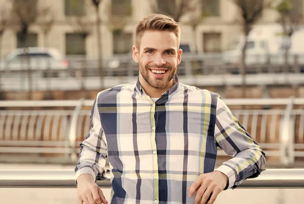 Recibiendo atención en la barbería. Chico sin afeitar sonrisa en estilo casual al aire libre. Barbería. Barbería. Peluquería y salón de afeitar. Servicio de barbería. Peluquería y aseo — Foto de Stock