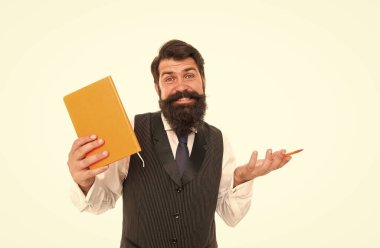 Bilgisi dahilinde kuşkuları var. Sakallı adam kitap ve kalem tutuyor. Sınav hazırlığı. Okuma ve yazma. Okul malzemelerine dönelim. Ev ödevi. Bilgi toplama günü. Resmi eğitim