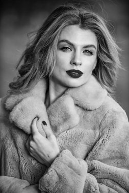 Kürk butiği. Yumuşak ceketli kürklü doku. Seksi kırmızı dudaklı kadın kürk giyiyor. Kürklü iş kadını. Sade ve sıcak. Çekici bir kadın. Hoş bir sonbahar kıyafeti. Kış moda trendleri. Lüks segment markası