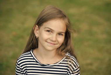 Geleceği beslemek. Mutlu çocuk gülüşü, doğal geçmiş. Küçük kız uzun saç stili giyer. Güzellik salonu. Çocuk bakımı ve çocukluk. Uluslararası Çocuk Günü. 20 Kasım