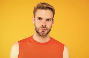 Spor elbiseli genç bir sporcunun şık saçları ve modası var.