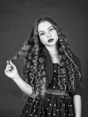 Mükemmel kıvrım. Zarif retro çocuk. Klasik moda kadını. Güzel çocuk uzun kıvırcık saçlı. Küçük kız makyajı. Eski usul. Saç sallama özeni. Sağlıklı, güçlü saçlar. Esmer kilitler için şampuan. Güzel Saç