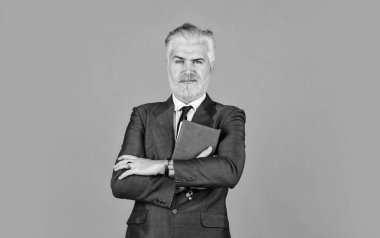 Günlük program. Erkek profesyonel öğretmen. Berber dükkanından sonra. İşletme okulu eğitimi. Mutlu iş adamı defteri tutar. Olgun bir adam sakal ve saç boyadı. Kitap okuyorum. Notlarını kontrol et.