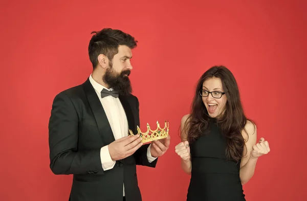 Promotie en beloning. Koningin van het bal. Baard man sexy meisje. Koninklijk feest. Prom koppel in formele stijl. Het feest van het bal. Feestdag. Trots en glorie. Luxe beloning. Succes symbool. Feestavond — Stockfoto