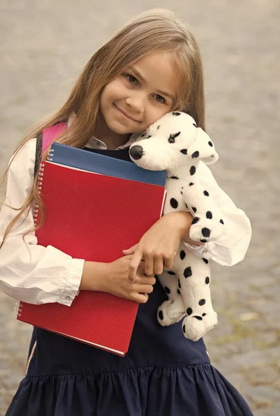 Omsorg och tillit. Förskolebarn kramas leksak hund. Tillbaka till skolan. Förskoleutbildning. Eftergymnasial vård. Dagis och barnkammare. Dagis och lekskola. Immateriell tillväxt. Lär och utveckla — Stockfoto