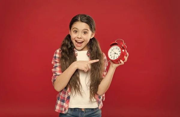 Olha só para aquilo. adolescente mostrando tempo no relógio. Rapariga a apontar dedo. criança atrasada. Bom dia. gestão do tempo. relógio mecânico retro. Período de sono. Calendário das crianças. despertar — Fotografia de Stock