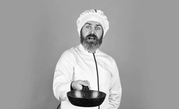 Cuisiner comme un pro. Une cuisine normale. Repas savoureux facile préparé à la maison. Petit déjeuner fait maison. Préparation de la nourriture dans la cuisine. Cuisine concept de nourriture. Poêle à frire de haute qualité. Barbu homme cuisinier uniforme blanc — Photo