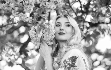 Baharın tadını çıkarıyorum. Eski ve eski moda. Saf güzellik dişisi. Tasasız ve mutlu bir kadın. Seksi kız sakura çiçeğinin tadını çıkarıyor. Bahar çiçeği açan ağaç. Pembe kiraz ağacı çiçekleri. Çiçek aroması tedavisi