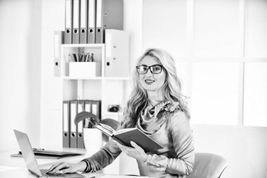 Çevrimiçi veri. Sigortacı yardım etmeye hazır. Çalışmaya devam. Ofiste çalışan güzel bir kadın. Uygun fiyatlı bir sigorta sigortası bul. İş kurmak. Bağımsız sigorta aracıName