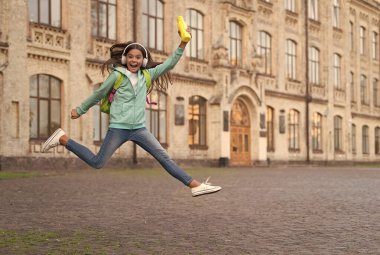 Zıplayan mutlu çocuk dışarıda su şişesiyle özgürlük ve neşe hisset, çocukluk mutluluğu