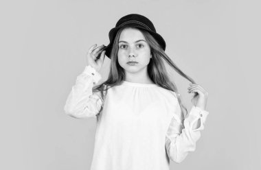 Yüz bakımı. Retro kız sarı arka plan. Retro şapkalı sevimli küçük çocuk. Eski moda görünüş. Yaz aksesuar koleksiyonu. Küçük çocuk uzun saçlı. Güzellik ve tarz. Kişisel tarzını takip ediyor.