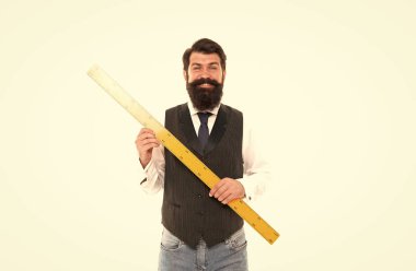 İki nokta düz bir çizgi belirler. Beyazlar içinde mutlu bir öğretmen. Geometri öğretmeni ders için cetvel tutar. Teknik eğitim. Özel ders. Öğretmenler günün kutlu olsun.