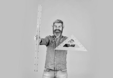 Çeşitli verilerin hesaplanması ve aranması. Hassas ölçüm aracı. Adam üçgen kullanıyor. Matematik ya da matematik. Kök eğitim konsepti. Üniversitede cebir okuyorum. Okula dönüyorum. aritmetik öğretmeni