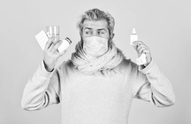 Tek ihtiyacın olan bu. Çin 'den gelen koronavirüs. Sağlıksız bir adam solunum maskesi takar. İlaç ve artan sıvı alımı. Öksürük soğuğu ve burun akıntısı ilacı. Güçlü olman gerek. Uyuşturucuya müsamaha gösteriyorum.